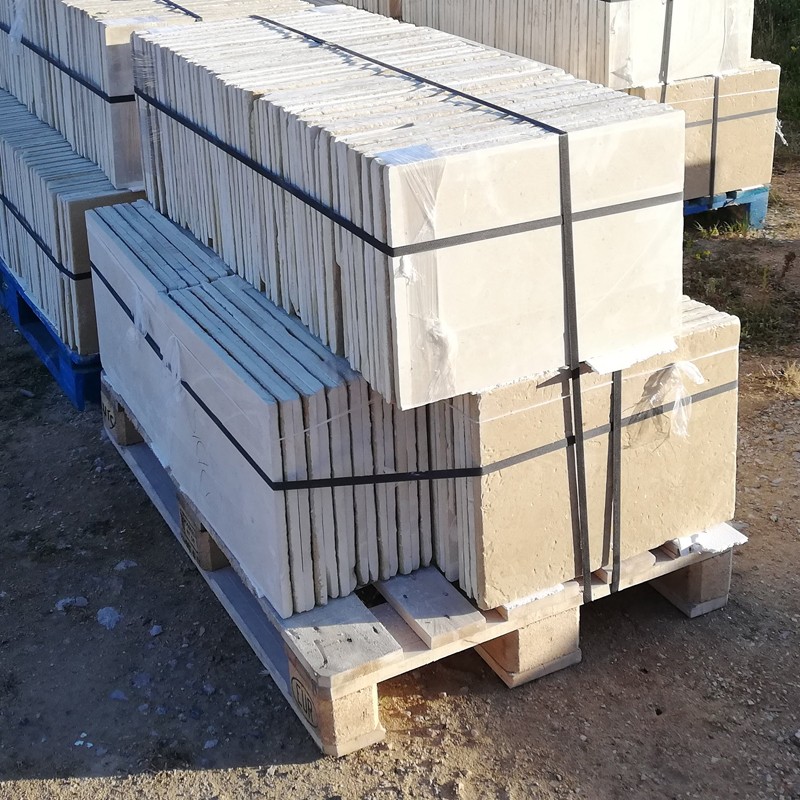 - Mq - Spessore cm 1,7 Pavimento in pietra taurina finitura filo sega.