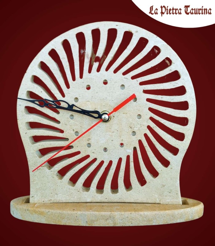 Orologio in pietra leccese con raggio di sole