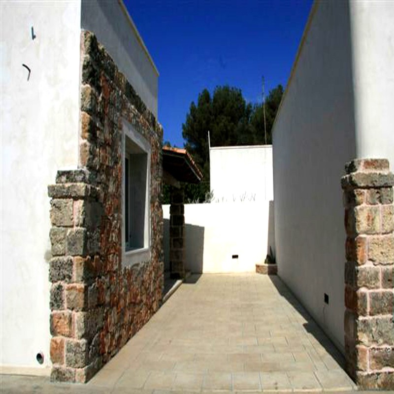 - Mq - Spessore cm 4 Pavimento in pietra taurina finitura filo sega.